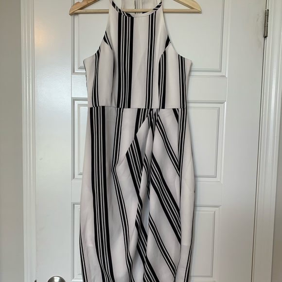 White and Black Dress with Middle Slit - Picture 1 of 2